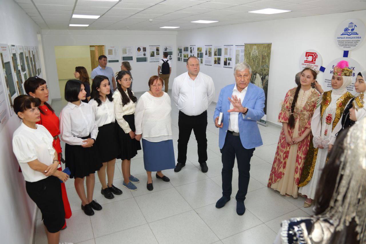 Открытие выставки «Анна Каренина есть совершенство» в гимназии N180 г. Ташкента